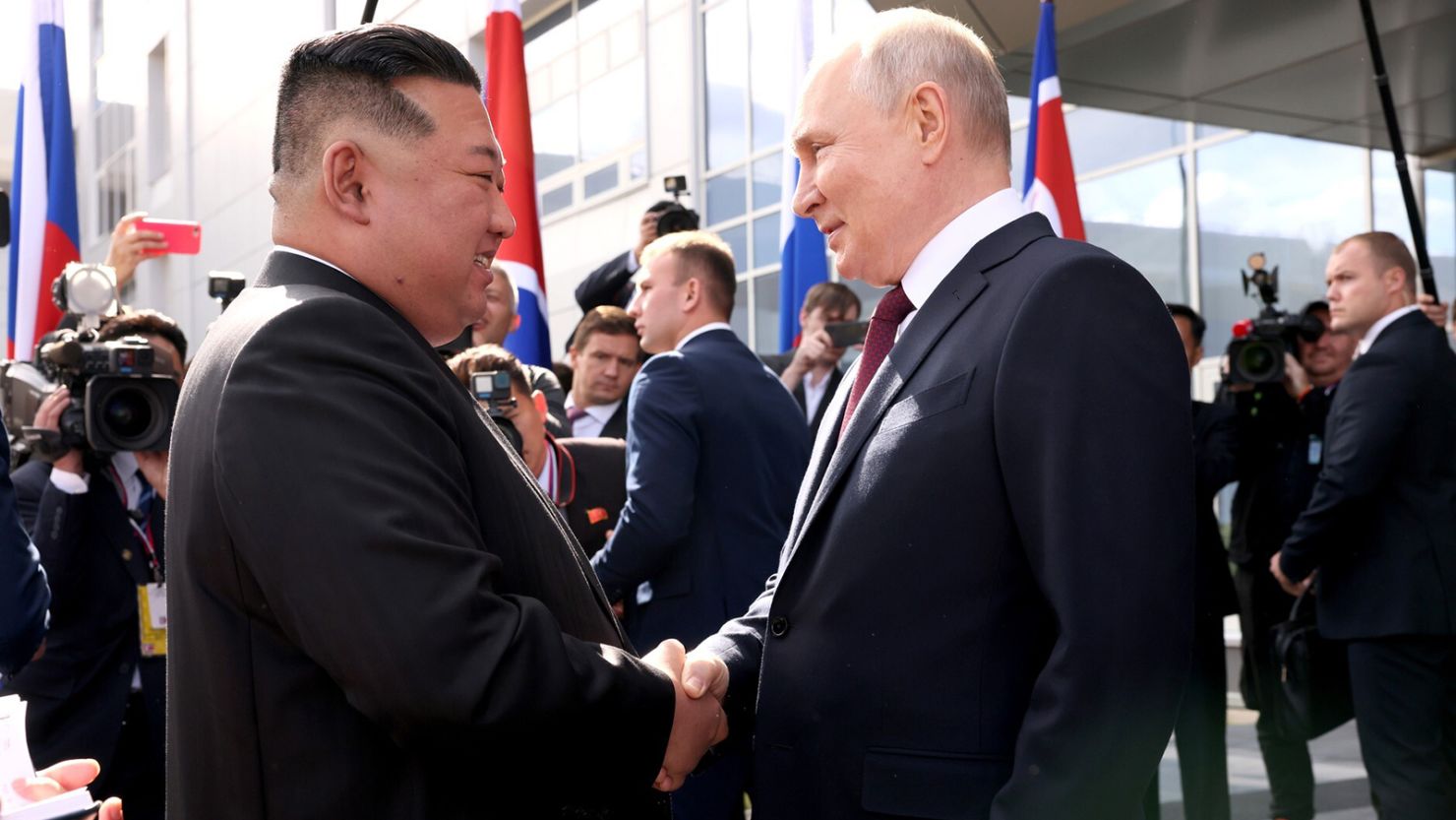 Tổng thống Nga Vladimir Putin chào đón nhà lãnh đạo Triều Tiên Kim Jong Un trước chuyến thăm trung tâm phóng vũ trụ Vostochny Cosmodrome ở vùng Amur của Nga vào tháng 9 năm 2023.