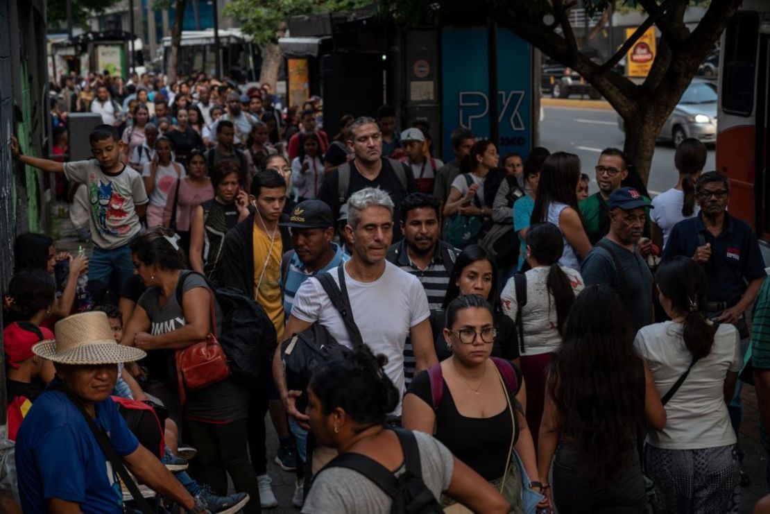 Personas caminan por las calles de Caracas, el 13 de septiembre de 2023. Venezuela es uno de los países de la región a los que EE.UU. recomienda no viajar.