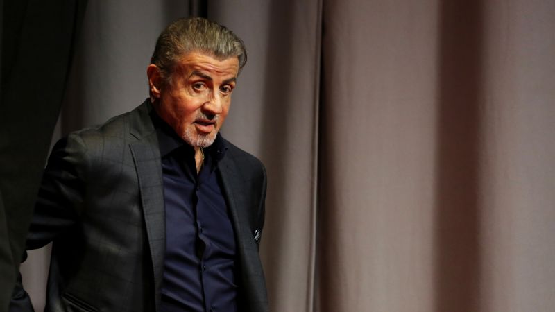 Paramount onderzoekt de beschuldigingen dat Sylvester Stallone denigrerende taal heeft gebruikt op de set van ‘Tulsa King’.