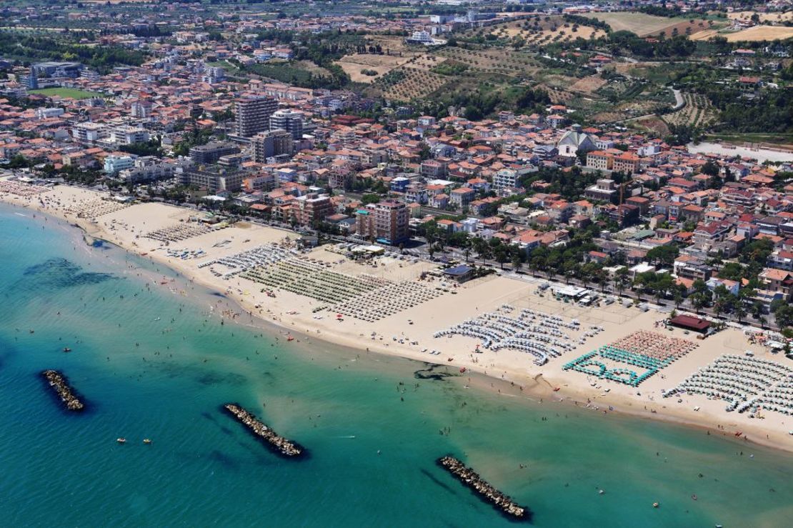 La costa adriática está a una hora en coche de Penne.