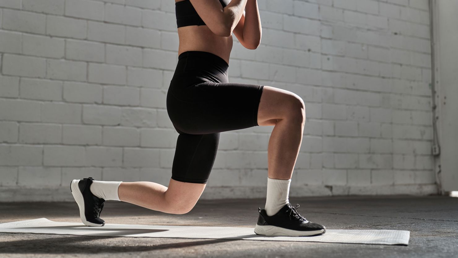 The reverse lunge can be an effective way to reduce pain and strengthen the muscles around your knees.