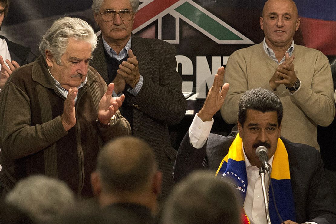 En su carrera política también se reunió con su homólogo venezolano, Nicolás Maduro (der.), durante una reunión con dirigentes sindicales uruguayos en Montevideo el 7 de mayo de 2013.