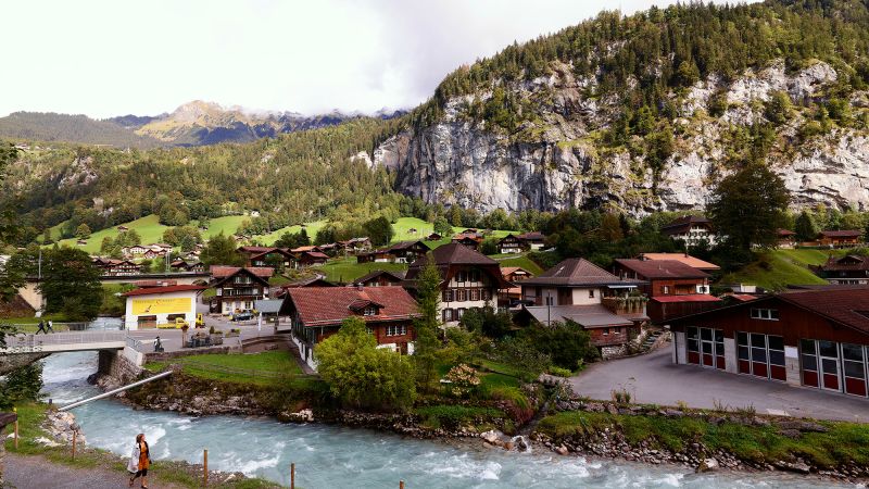 Швейцарско село, затрупано от туристи, иска да таксува посетителите за вход