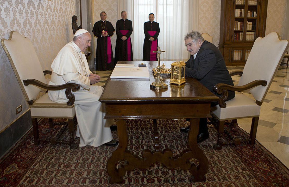 Mujica también habló con el fallecido papa Francisco (izq.) durante una audiencia privada en la biblioteca pontificia en el Vaticano el 1 de junio de 2013.