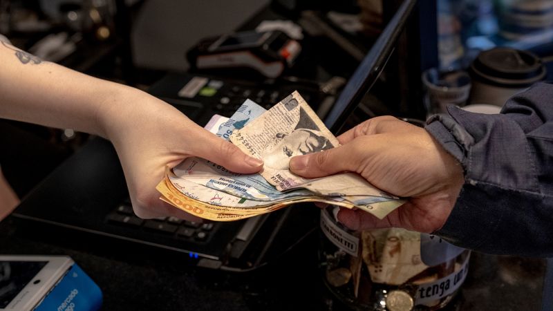 Photo of Argentinien wertet den Peso im Rahmen einer Notwirtschaftsreform um mehr als 50 % ab