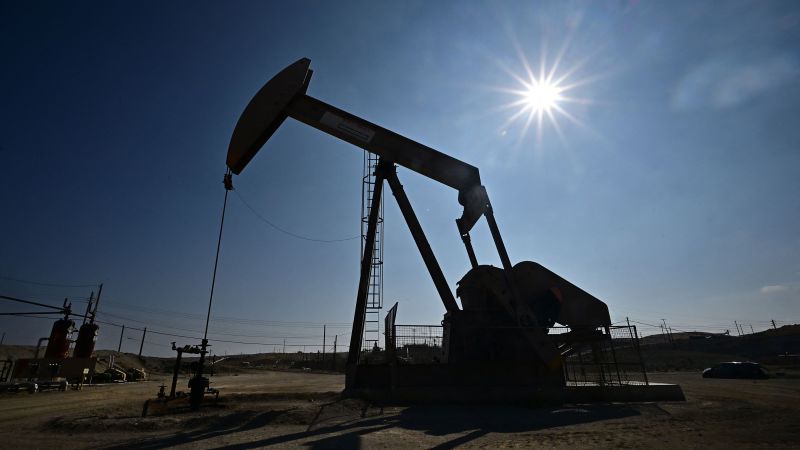 Цените на петрола скочиха заради ескалиращото напрежение в Близкия изток