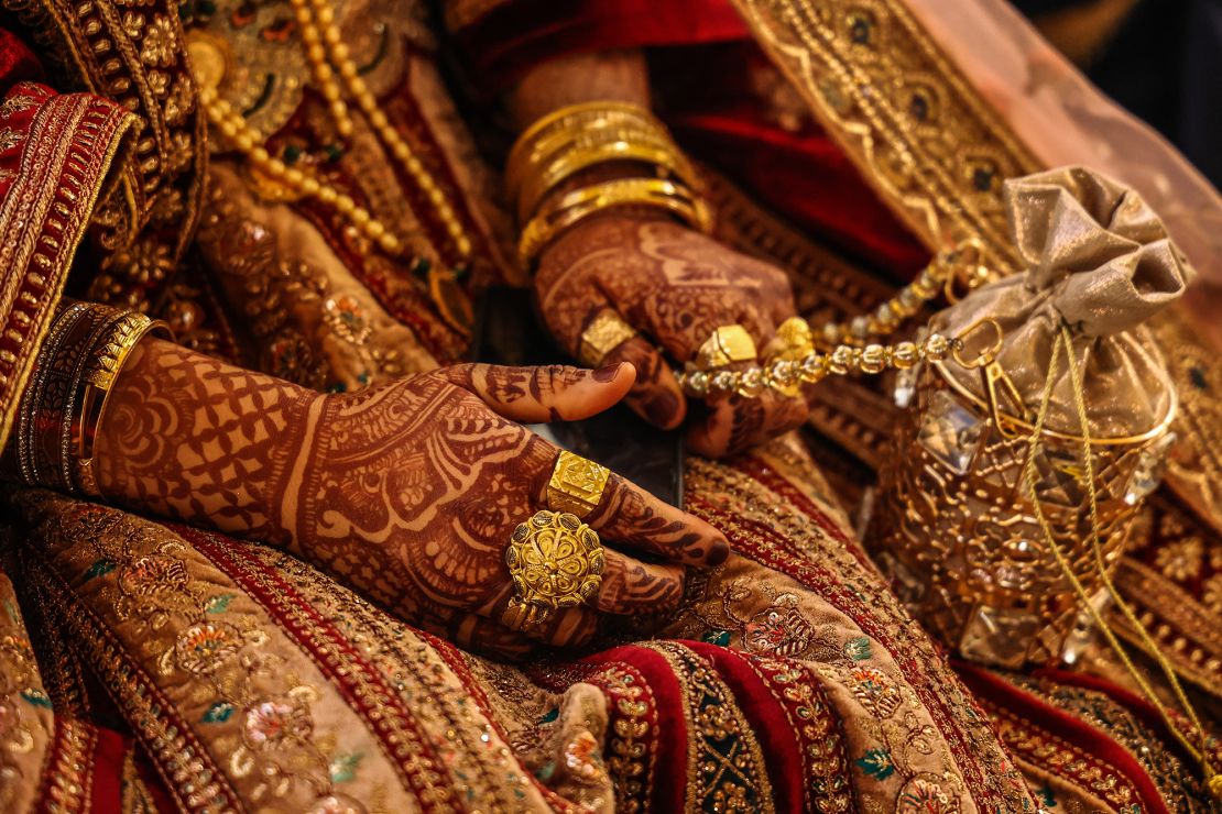 Las manos de una novia pintadas con henna y con joyas de oro se muestran durante una boda en Jammu y Cachemira, India, el 3 de octubre de 2023.