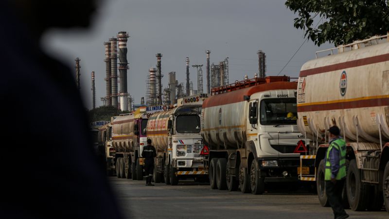 Trump threatens India with 50% tariff as negotiations fizzle and Modi keeps importing Russian oil | CNN Politics