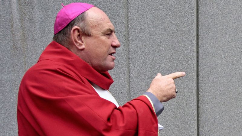 Висш австралийски католически духовник е обвинен в исторически сексуални престъпления