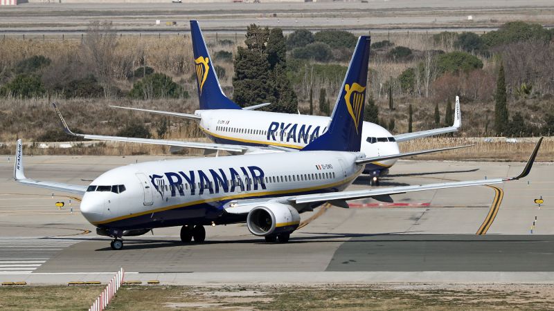 Aereo Boeing Ryanair prende fuoco sulla pista in Italia; 184 persone a bordo sono state evacuate