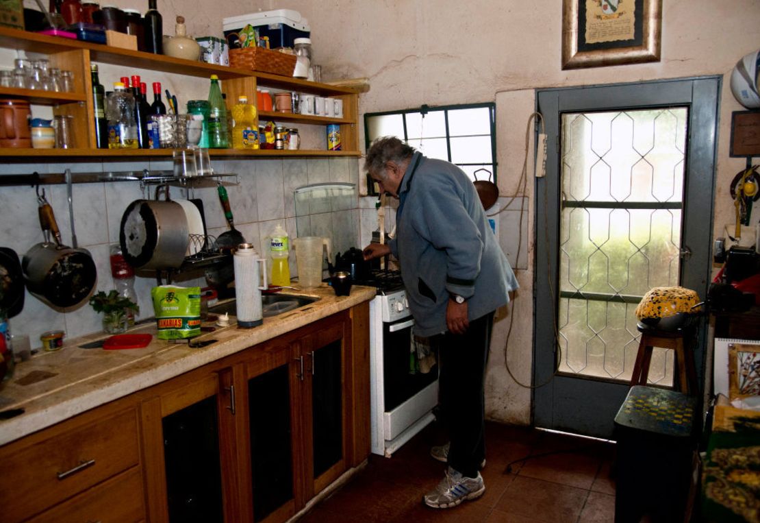 La casa en la que vivió Mujica, y en la que permaneció siendo presidente, está ubicada en una zona rural de Montevideo llamada Rincón del Cerro. Toda la casa es probablemente más chica que el dormitorio de la mayoría de los presidentes del mundo.