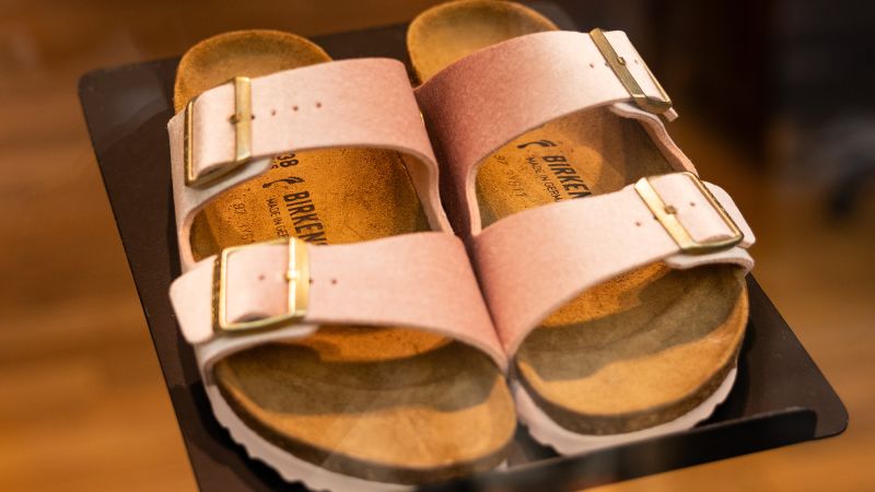 Birkenstock, sandaletleri trend olmaya devam etse de temkinli bir görünüm sergiliyor