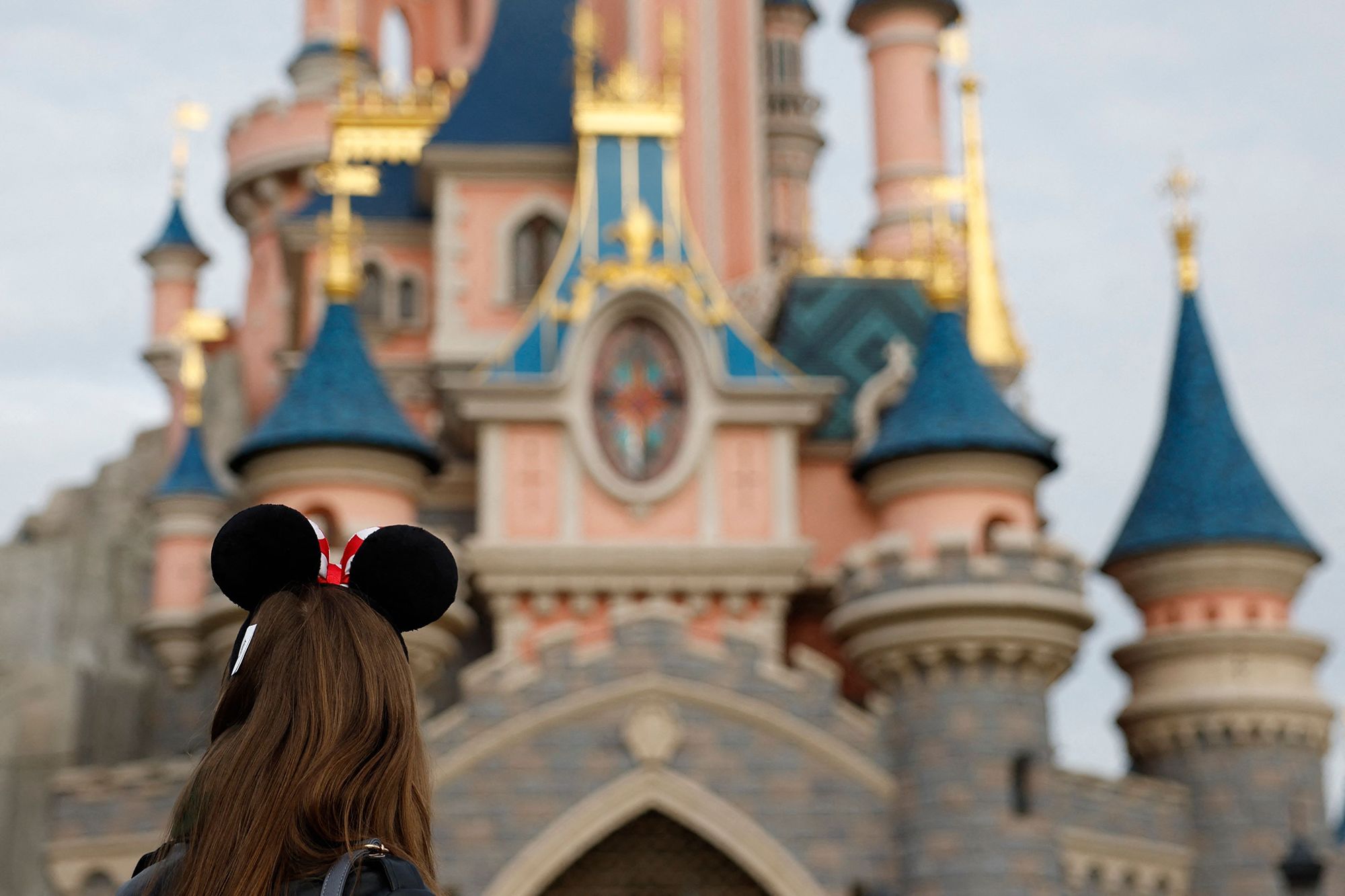 Disney theme park attendance shows signs of slowdown ahead of earnings