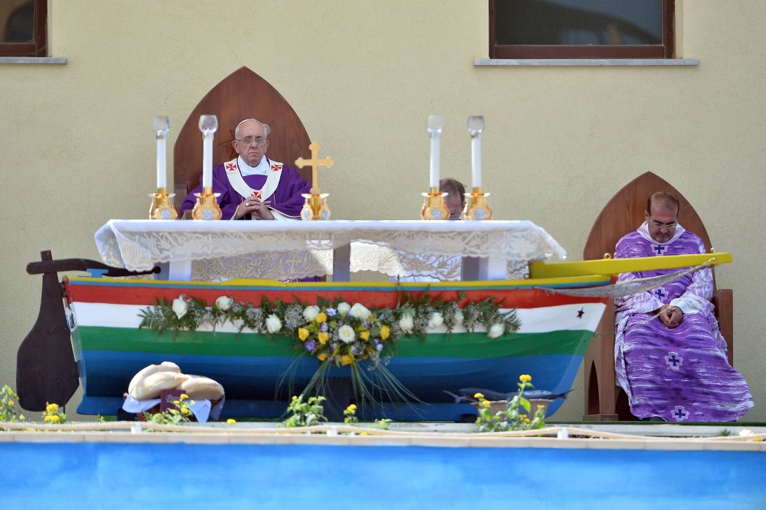 El papa Francisco celebra misa en Lampedusa el 8 de julio de 2013