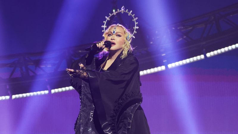 Мадона почита оцелелите и жертвите на стрелбата в нощен клуб