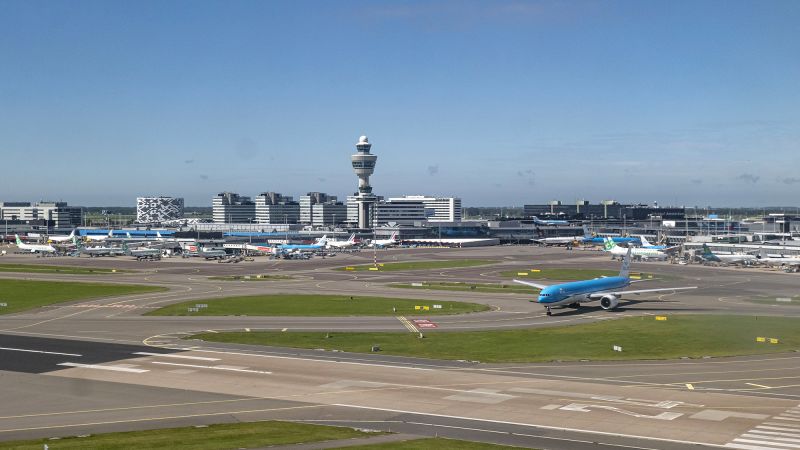 Човек загина след падане в самолетен двигател на летище Схипхол в Амстердам