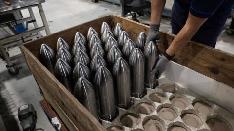 TOPSHOT - Un empleado de Mecar, una empresa belga de fabricación de armas y municiones, trabaja con proyectiles de 120 mm en Petit-Roeulx-lez-Nivelles el 24 de octubre de 2023. Mecar es una empresa de KNDS.