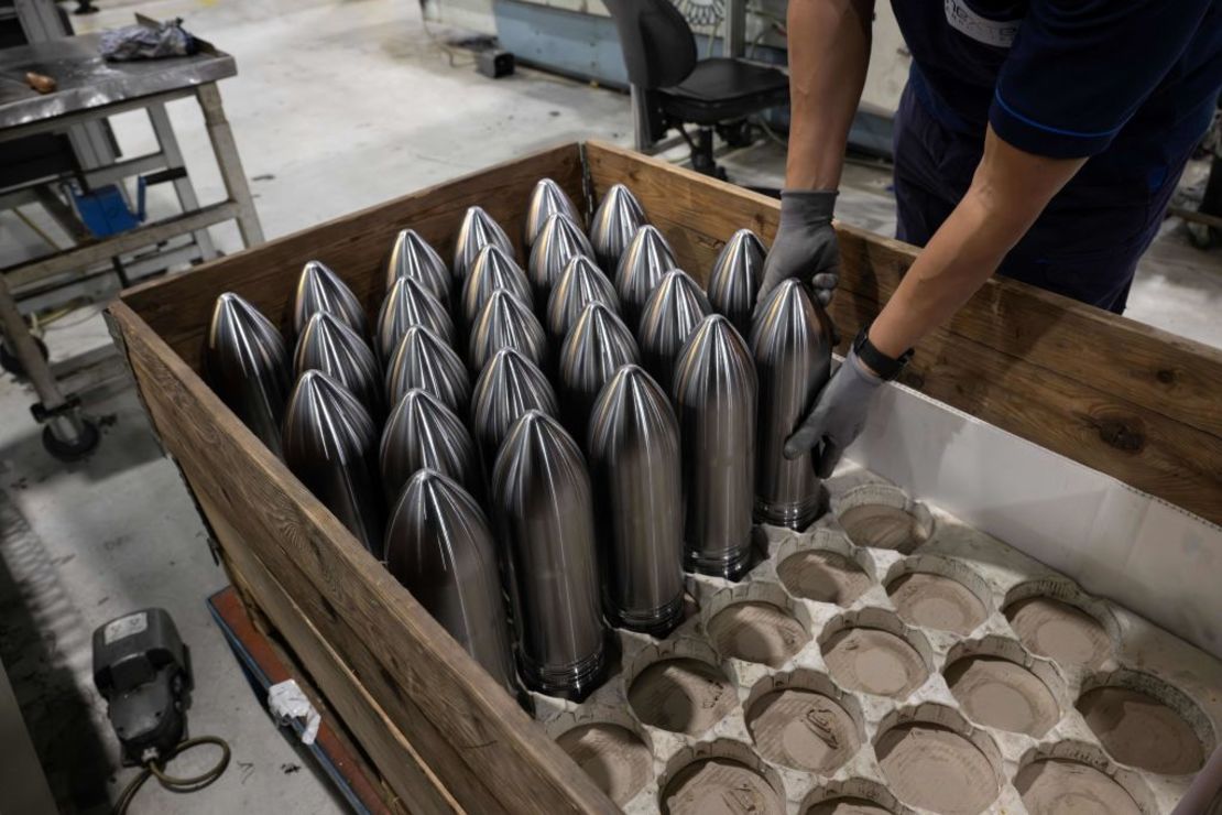 Un empleado de Mecar, una empresa belga de fabricación de armas y municiones, trabaja con proyectiles de 120 mm en Petit-Roeulx-lez-Nivelles el 24 de octubre de 2023.