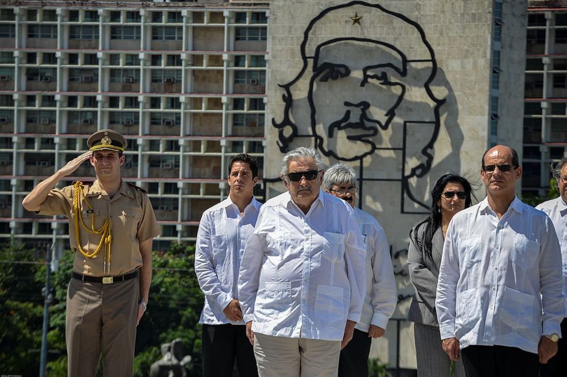 En ese mismo año se reunió con el exviceministro de Relaciones Exteriores de Cuba, Rogelio Sierra (derecha), a la ofrenda floral en el monumento a José Martí en La Habana.