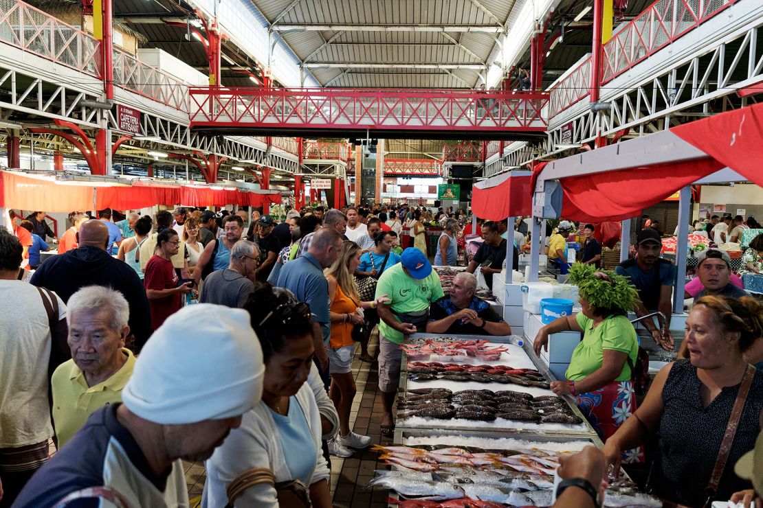 The Papeete Sunday Market offers local farm products, fish and meat, handicrafts and souvenirs.