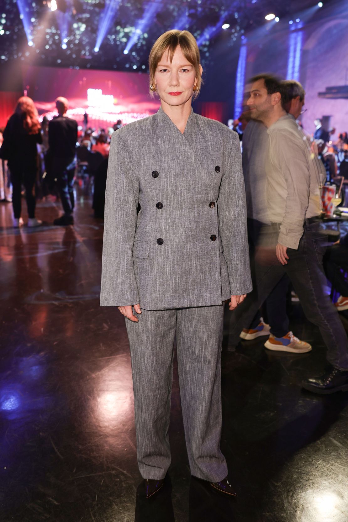 At the Cologne Film Festival Awards in 2023, Hüller's slick, double-breasted boxy grey suit was given a fresh twist with the collarless detail.