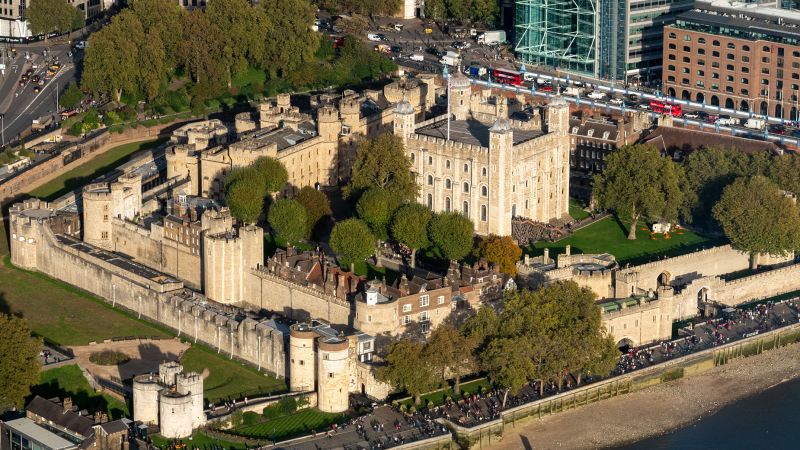 Най-ексклузивният пъб в Лондон е скрит в 900-годишна крепост