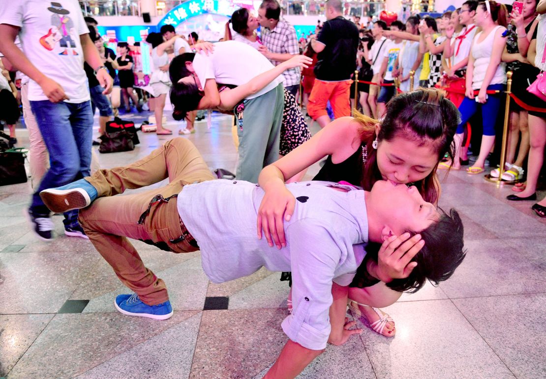 Las parejas asisten a un concurso de besos durante el tradicional festival Qixi en Shenyang, provincia de Liaoning, en el noreste de China, el 13 de agosto de 2013.