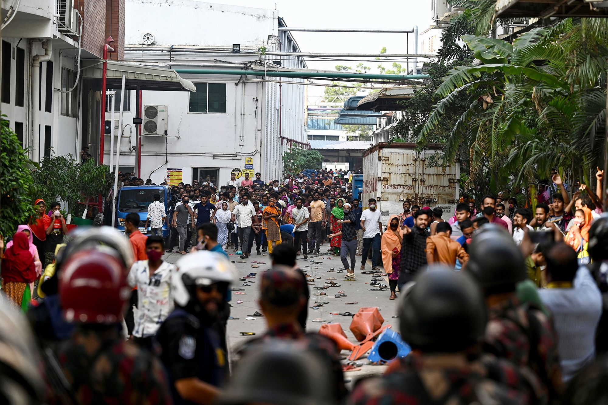 Wage Hike Fails to Appease Protesting Garment Workers in Bangladesh - The  New York Times