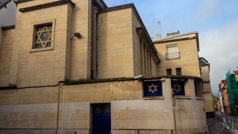 Rouen, Frankreich: Die Polizei hat einen bewaffneten Angreifer erschossen, der eine Synagoge in Brand gesteckt hatte