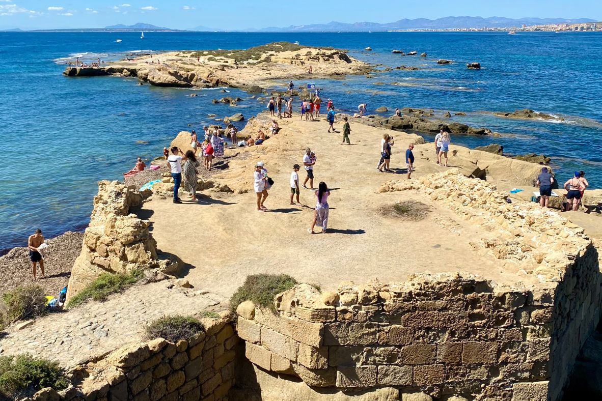 <strong>Islote de la Cantera: </strong>The waters around this rocky islet are a popular place for swimming and snorkelling.