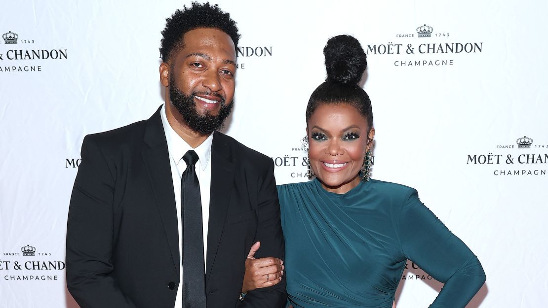 Anthony Davis e Yvette Nicole Brown en noviembre.