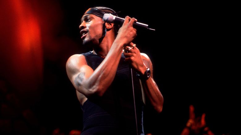 Singer D'Angelo performs on stage at the Aire Crown Theater, Chicago, Illinois, April 4, 2000.