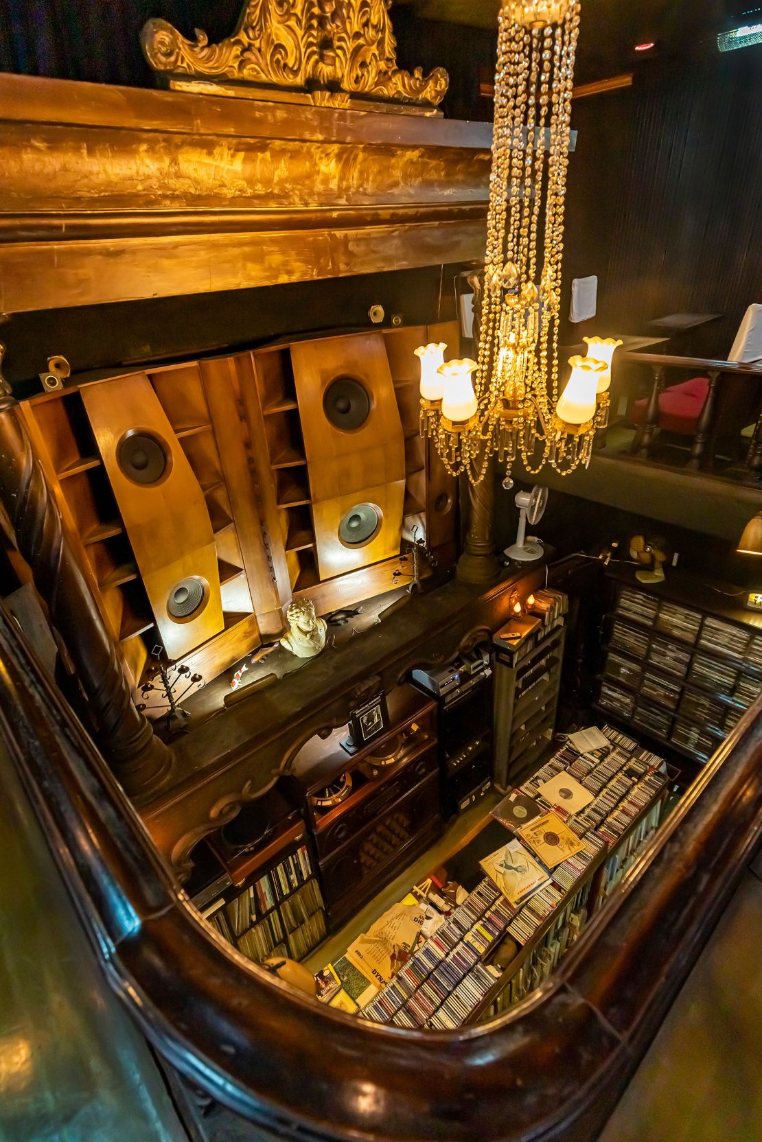 The cafe has more than 10,000 classical music CDs and records.