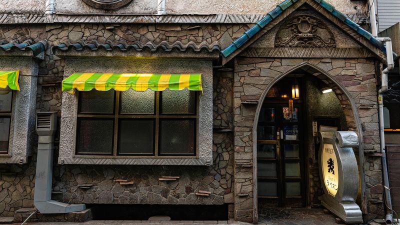 На почти век, това „кафене-шедьовър“ в Токио обезсърчава общуването и забранява мобилните телефони