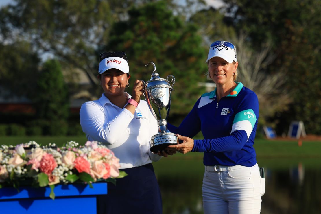 Sorenstam, pictured here on the right, presents the trophy to winner Lilia Vu at The ANNIKA driven by Gainbridge at Pelican on November 12, 2023.