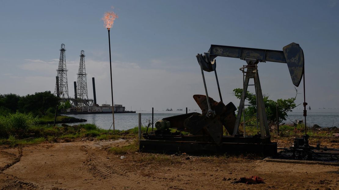 Una bomba extractora de petrleo de Petrleos de Venezuela SA (PDVSA) en el Lago de Maracaibo en Cabimas, estado Zulia, Venezuela.