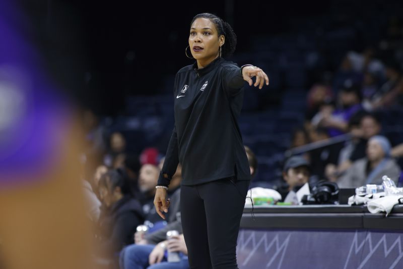 Lindsey Harding directs her Stockton Kings team during a game against the South Bay Lakers.