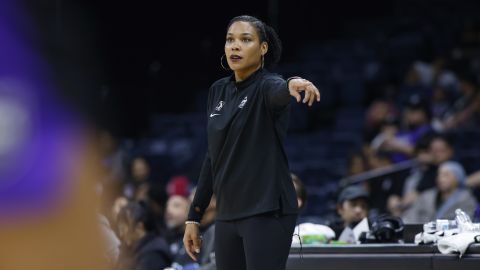 Lindsey Harding directs her Stockton Kings team during a game against the South Bay Lakers.