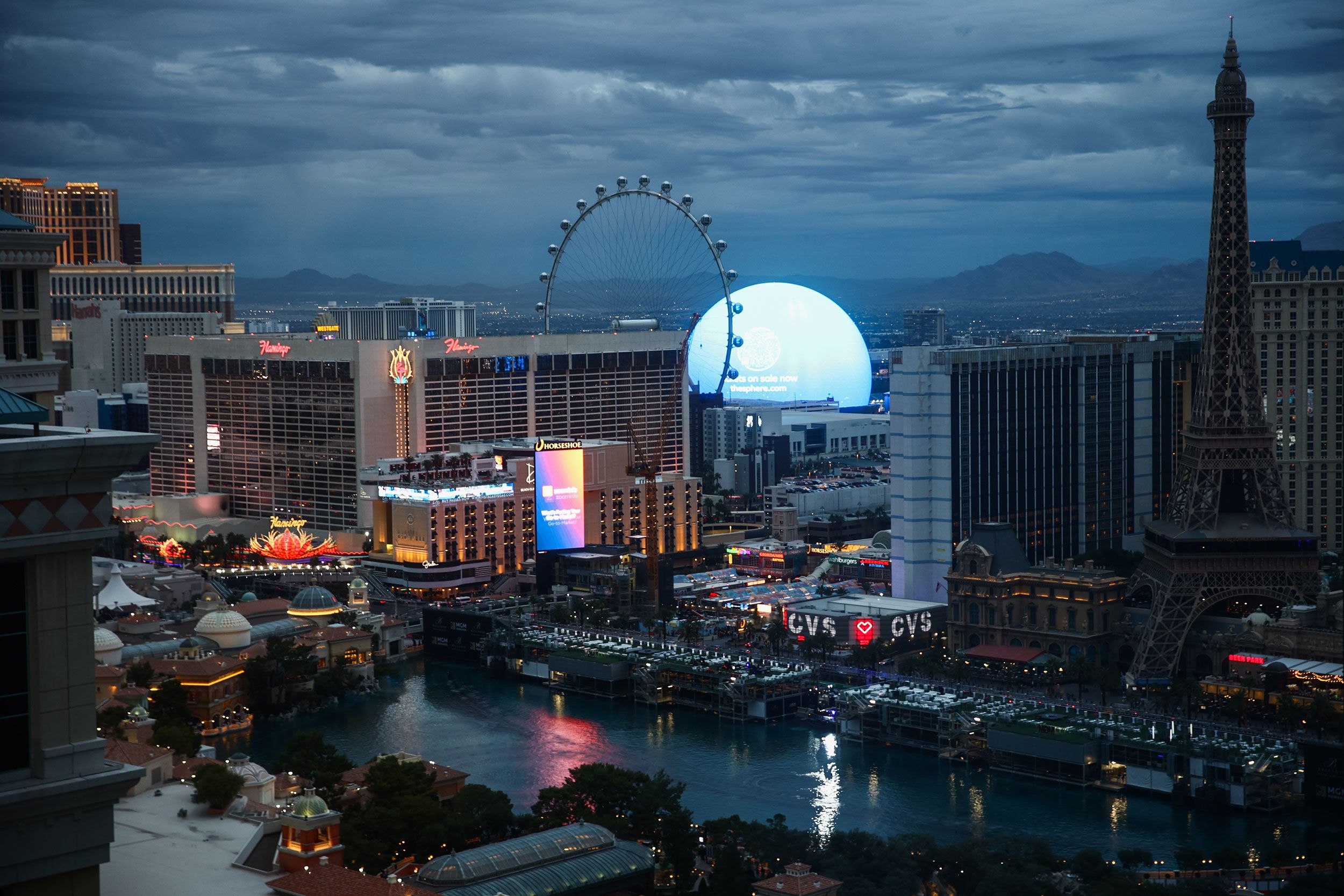 El recinto Sphere brilla detrás del Strip en Las Vegas el 16 de noviembre de 2023.