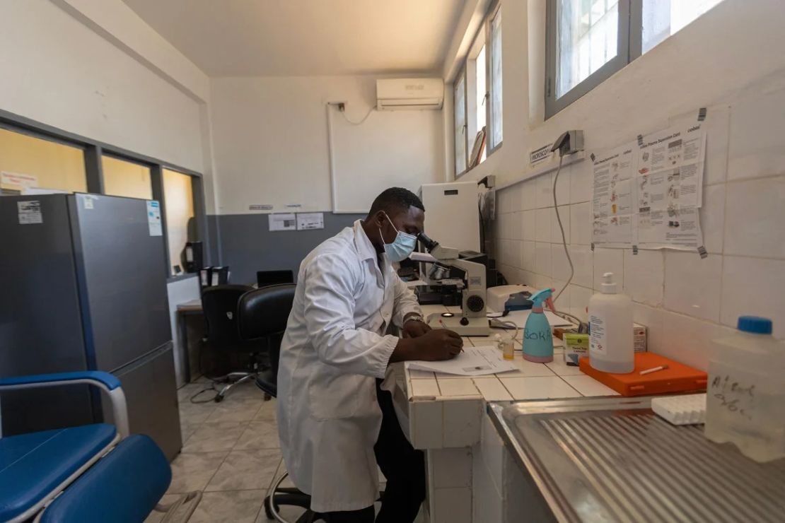 Un técnico biomédico y de laboratorio realiza una prueba de tuberculosis en Maputo, Mozambique.