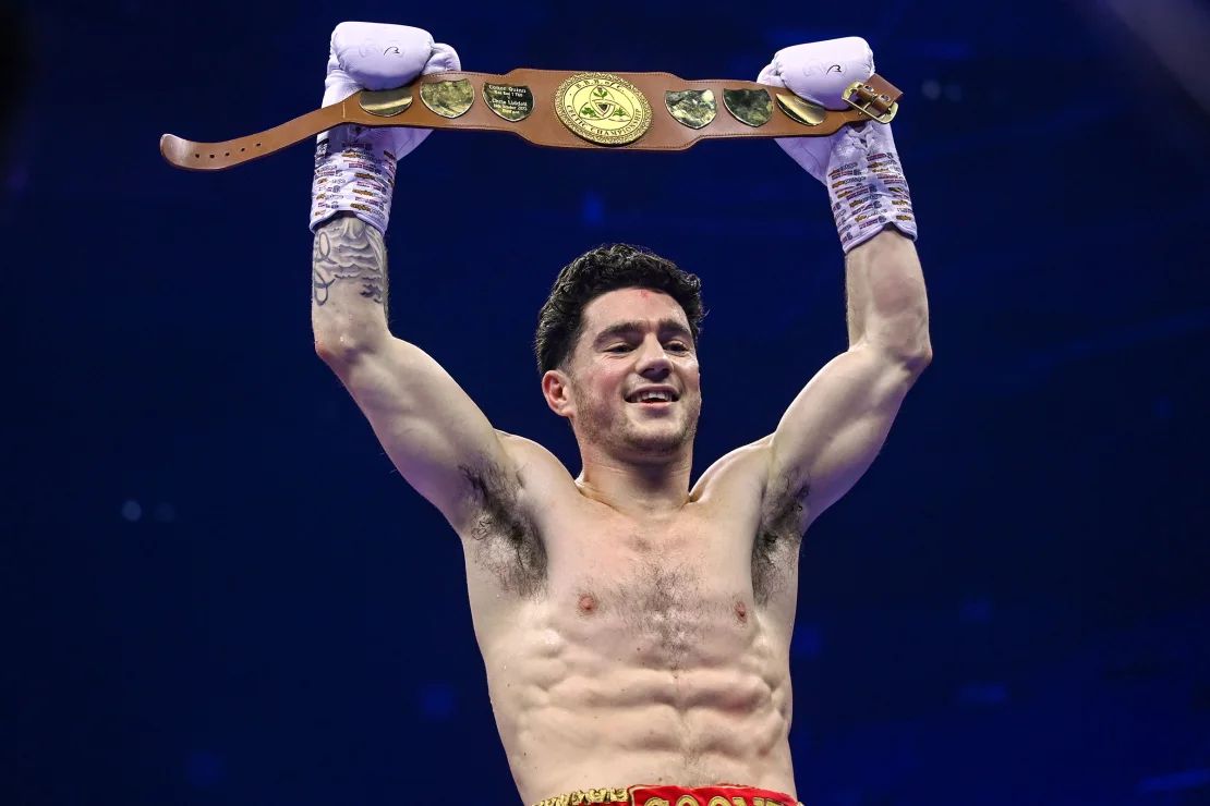 Cooney celebra la conquista del título celta de peso superpluma en noviembre de 2023.