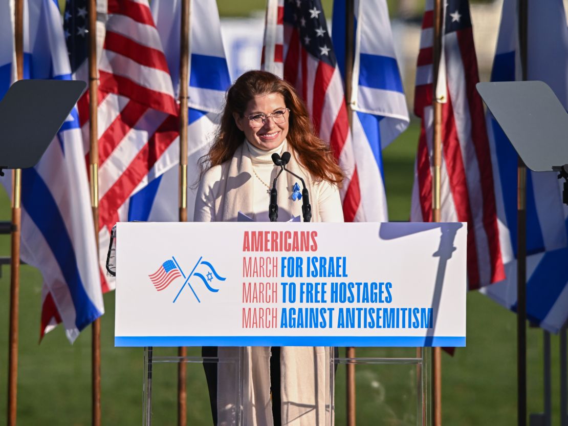 Debra Messing habla durante 'Marcha por Israel' en el National Mall en 2023.