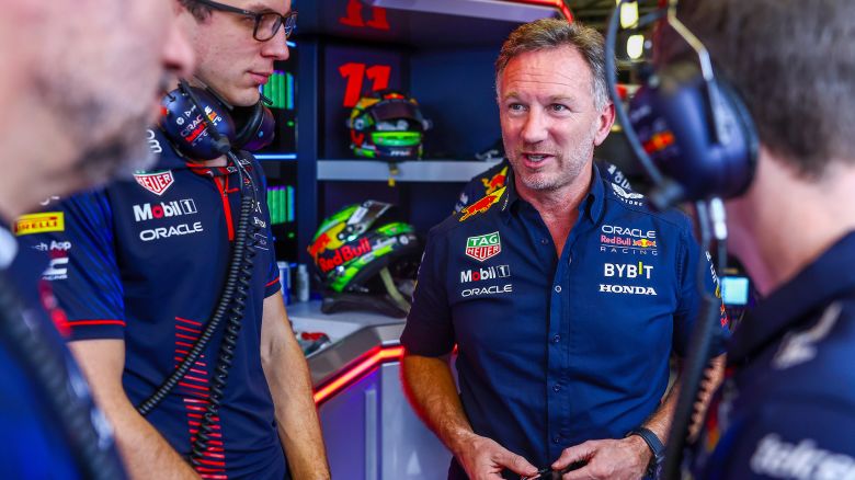ABU DHABI, UNITED ARAB EMIRATES - NOVEMBER 24: Red Bull Racing Team Principal Christian Horner talks with Red Bull Racing race engineer Hugh Bird in the garage during practice ahead of the F1 Grand Prix of Abu Dhabi at Yas Marina Circuit on November 24, 2023 in Abu Dhabi, United Arab Emirates. (Photo by Mark Thompson/Getty Images)
