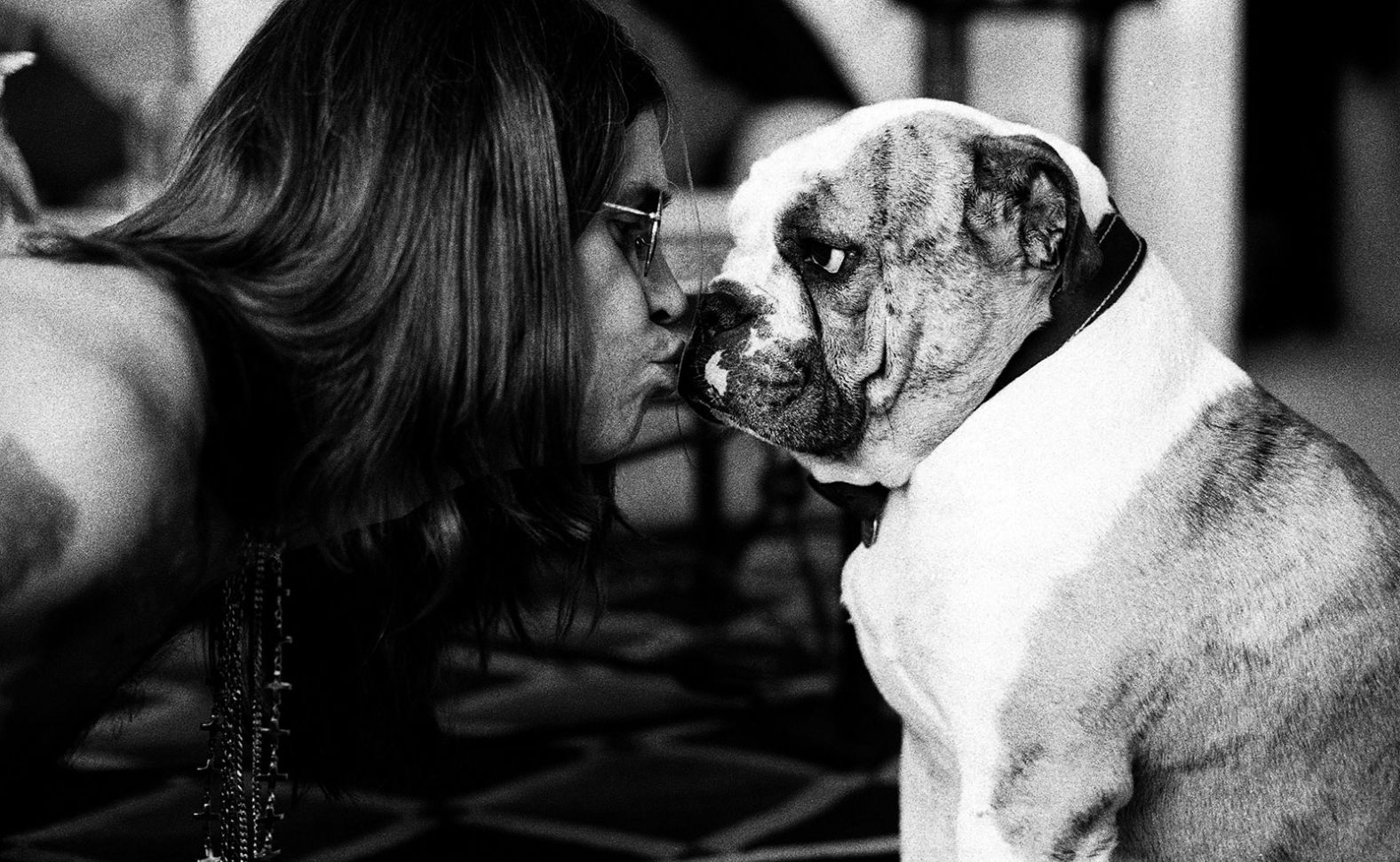 Osbourne smooches his dog in 1991.