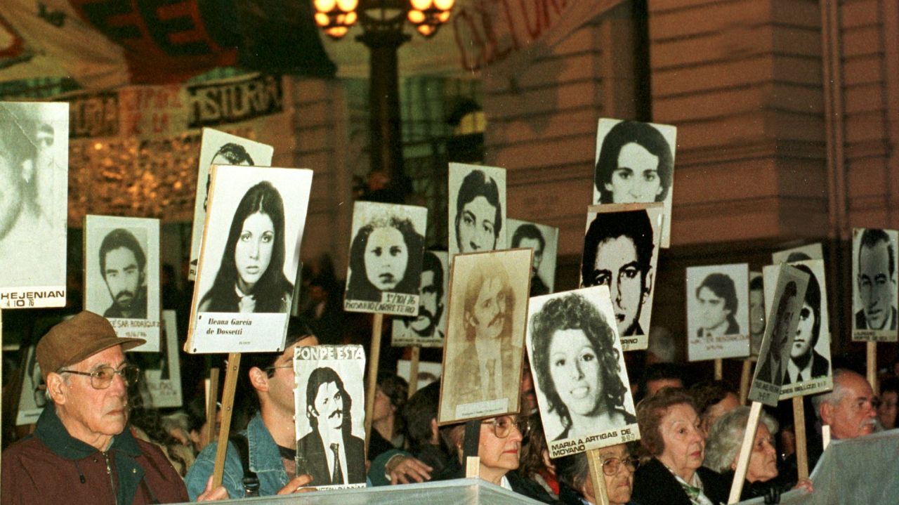 People march 20 May 1999 in Montevideo to demand information on people who disappeared during the military dictatorship of 1973-1985.
Miles de personas marchan el 20 Mayo 1999 por el centro de Montevideo, a lo largo de unos dos kilometros en demanda de conocer el destino de los desaparecidos durante la dictadura militar (1973-1985). Durante la dictadura desaparecieron 140 uruguayos, 34 en Uruguay, 98 en Argentina, seis en Chile y dos en Paraguay. AFP PHOTO/Miguel ROJO (Photo by MIGUEL ROJO / AFP) (Photo by MIGUEL ROJO/AFP via Getty Images)