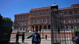 Un vehículo entra en el palacio presidencial Casa Rosada en Buenos Aires el 11 de diciembre de 2023.