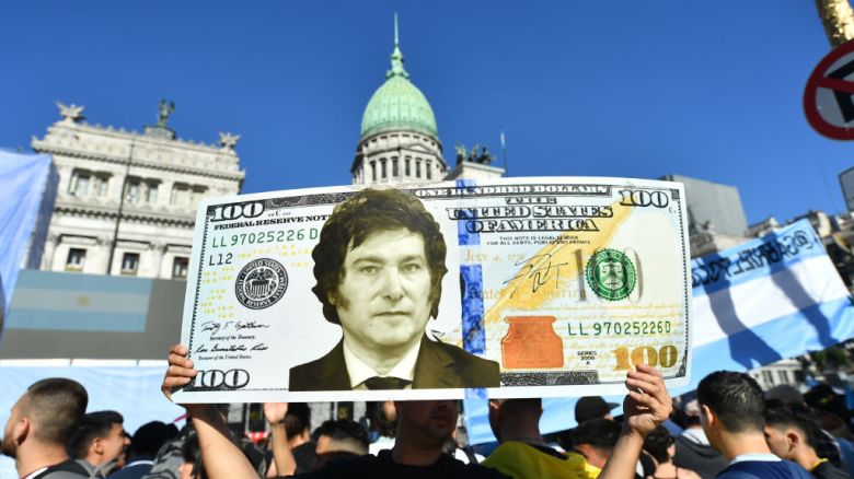 Un simpatizante sostiene un billete de dólar gigante con la cara del presidente electo Javier Milei mientras la gente comienza a reunirse fuera del Congreso Nacional antes de su Ceremonia de Inauguración el 10 de diciembre de 2023 en Buenos Aires, Argentina.