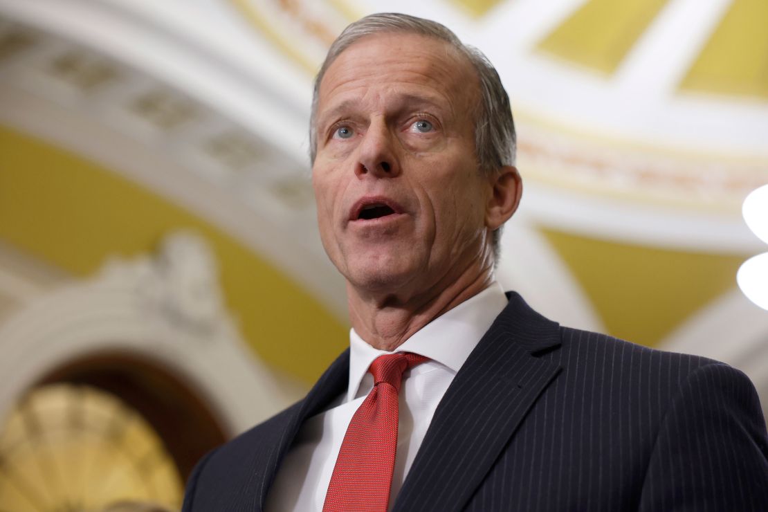 Senaatsminderheidszweep John Thune (R-SD) spreekt op een persconferentie na een wekelijkse beleidslunch met Senaatsrepublikeinen in het Amerikaanse Capitool op 12 december 2023 in Washington, DC.