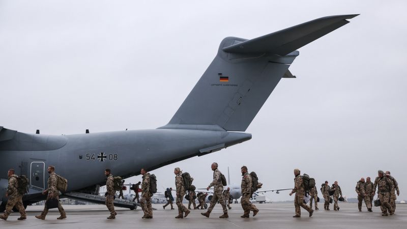 Германия оставя настрана безпокойството от армията си, за да отпразнува първия Ден на ветераните