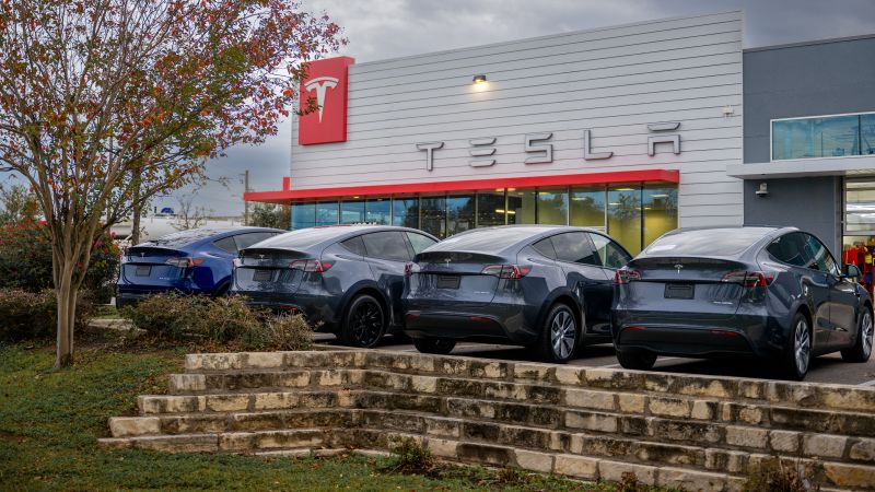 Read more about the article Tesla is the worst performing stock in the S&P 500. Analysts say it has further to fall – CNN